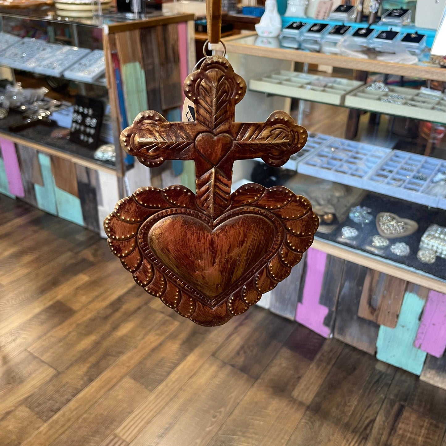 Décoration en étain en forme de croix sur cœur