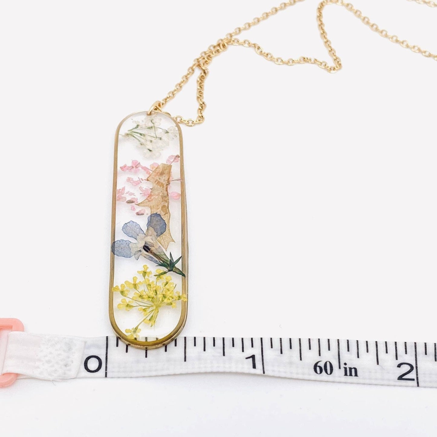 Collier à breloques longues en forme d'ellipse à fleurs séchées