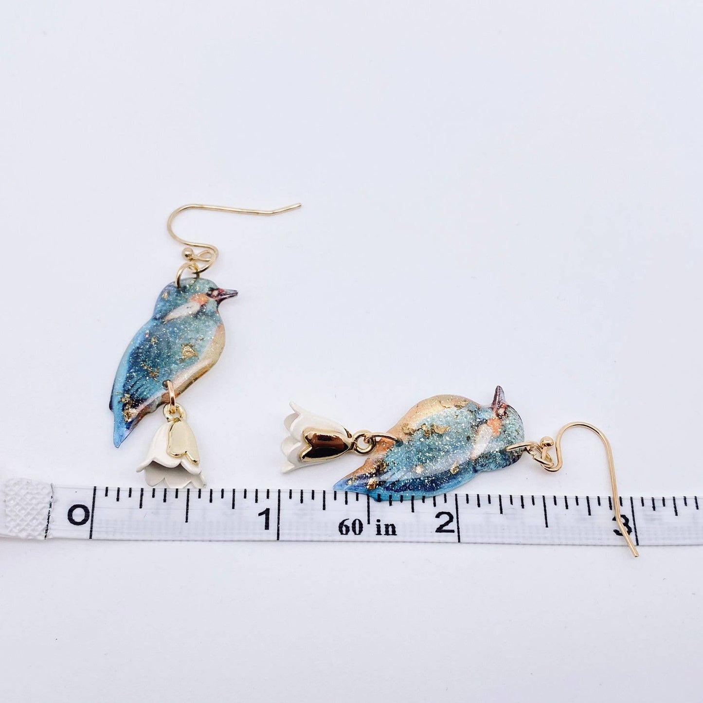 Boucles d'oreilles pendantes en forme d'oiseau en résine: Blanc