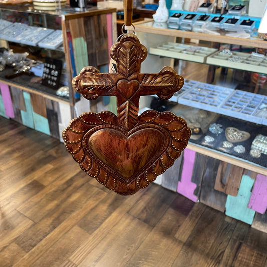 Décoration en étain en forme de croix sur cœur