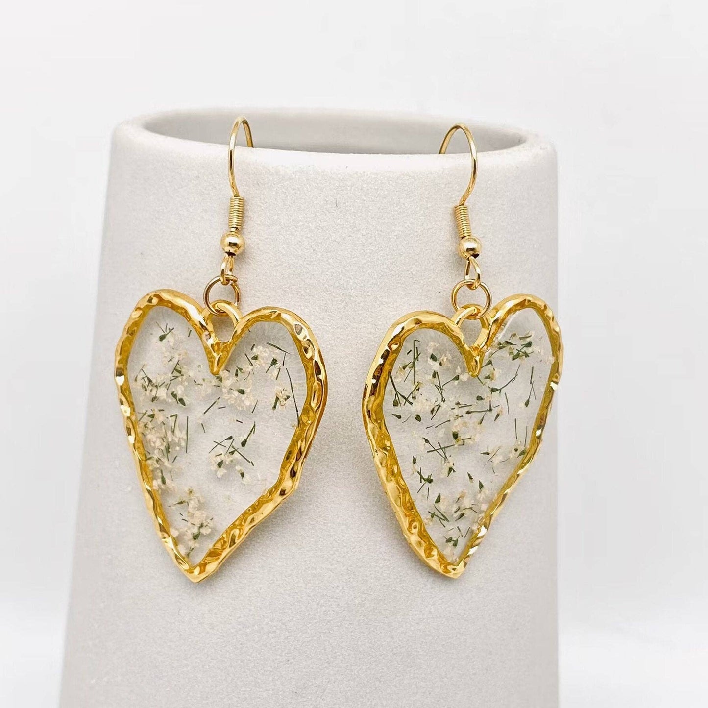 Boucles d'oreilles en forme de cœur en dentelle avec fleurs séchées