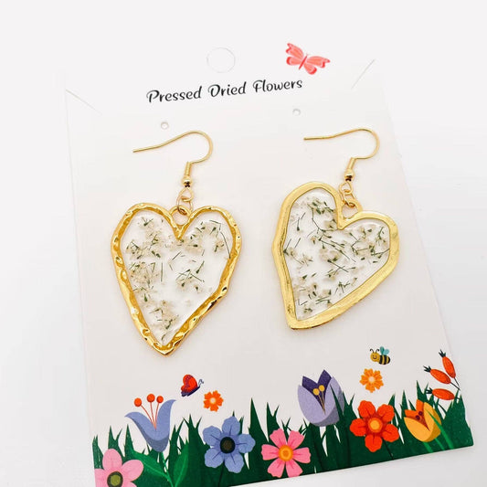 Boucles d'oreilles en forme de cœur en dentelle avec fleurs séchées