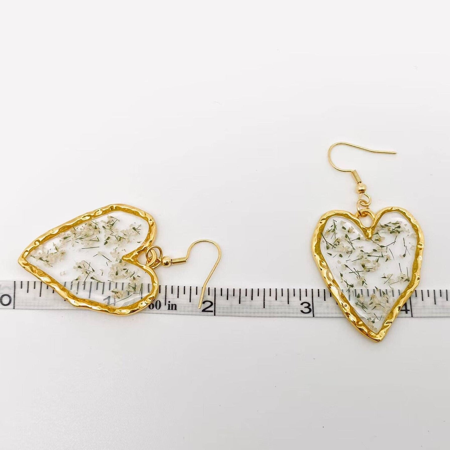 Boucles d'oreilles en forme de cœur en dentelle avec fleurs séchées